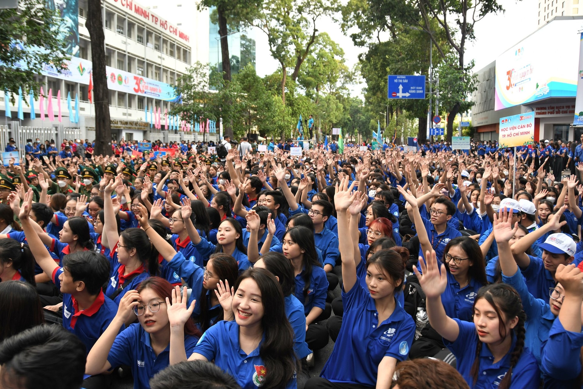 Sự cống hiến của thế hệ trẻ hiện nay