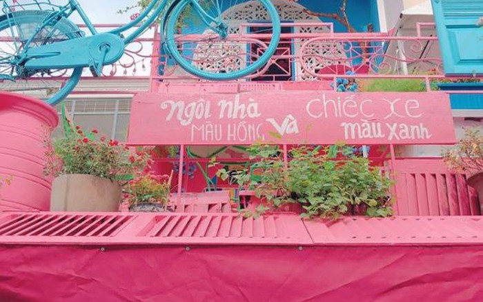 Ngôi nhà màu hồng và chiếc xe màu xanh Gallery 1