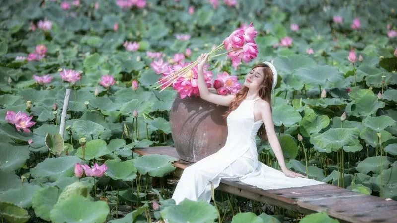 STT về Hoa Sen và Thiếu Nữ: Vẻ Đẹp Thanh Cao và Thuần Khiết Gallery 1