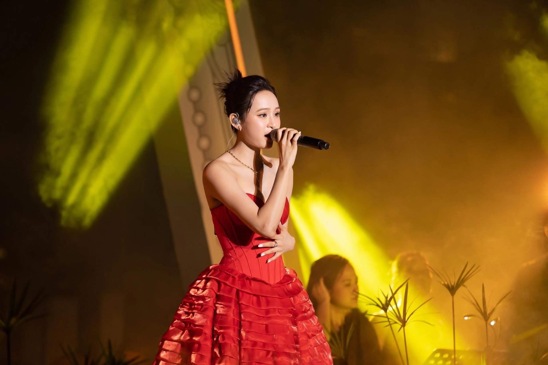 Vỡ Tan Hiền Hồ Gallery 1