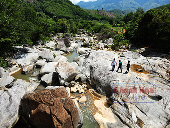 Suối Gia - Khám phá vẻ đẹp hoang sơ và bí ẩn