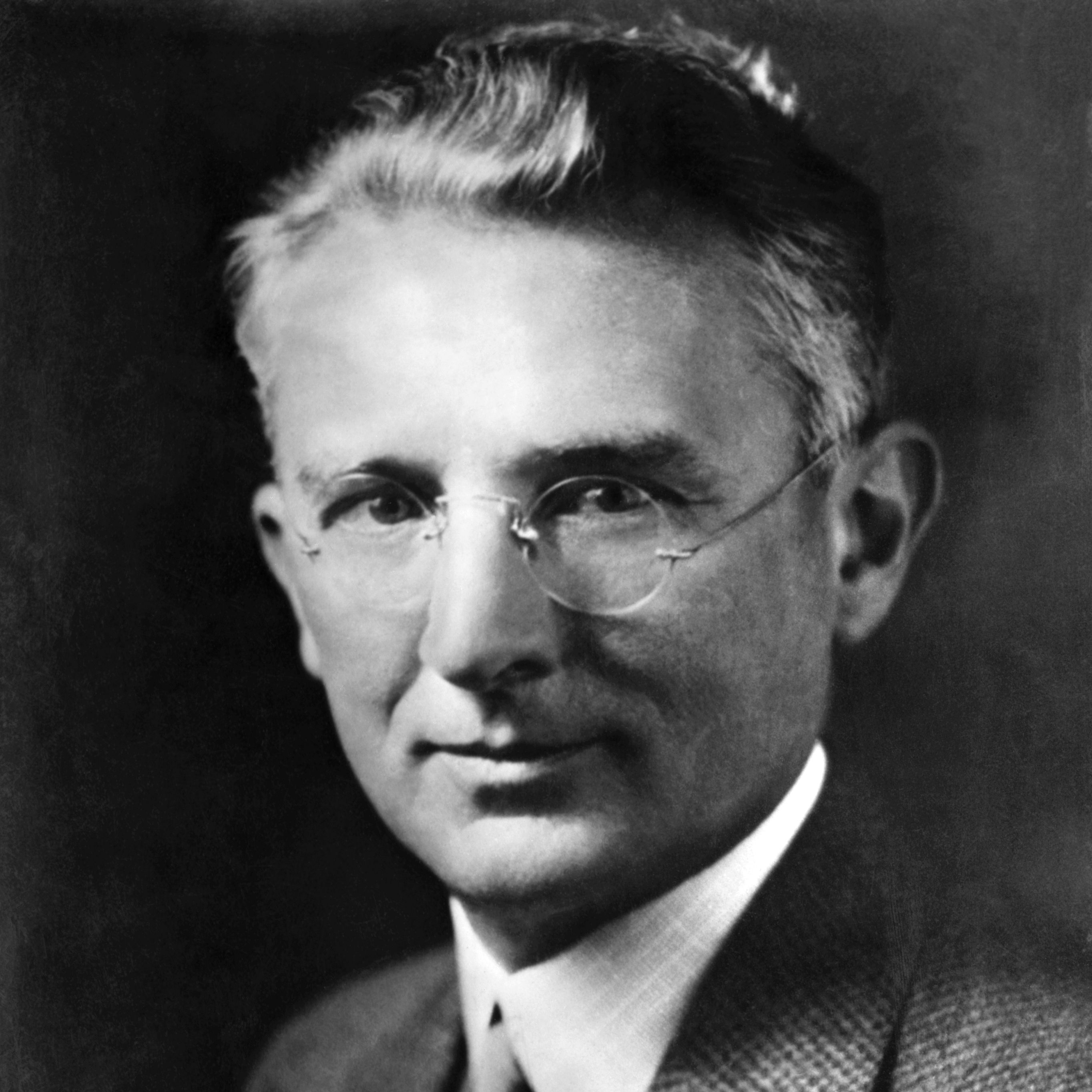 Dale Carnegie: Bí quyết thành công trong giao tiếp và cuộc sống