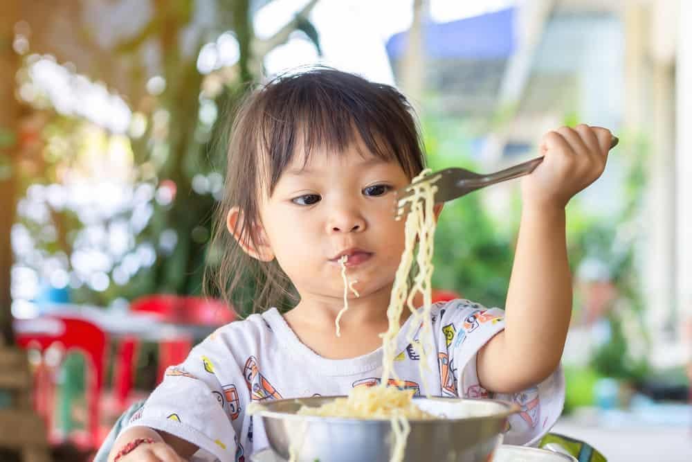 Tác hại của mì tôm với trẻ em