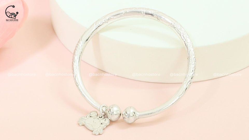 Có Nên Đeo Vòng Bạc Khi Tắm? Gallery 1