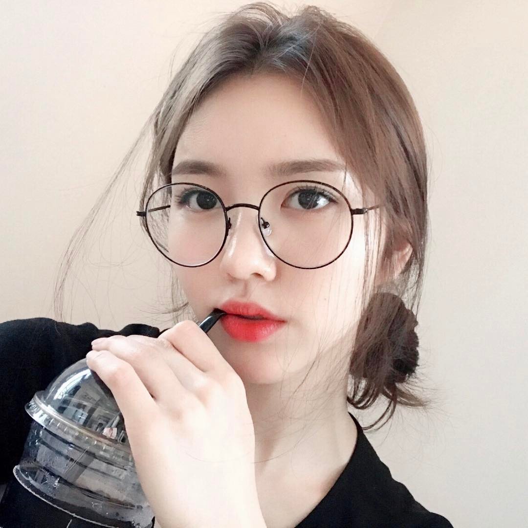 Gái Đẹp Đeo Mắt Kính: Hình Ảnh, Phong Cách Và Sự Quyến Rũ Gallery 1