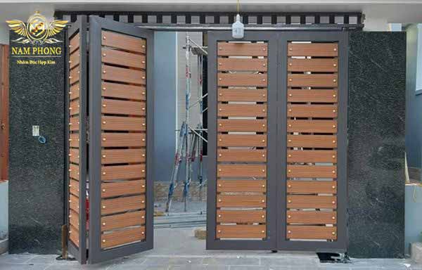 Mẫu Cửa Cổng Sắt 4 Cánh Giả Gỗ Đẹp, Sang Trọng Và Bền Bỉ Gallery 1