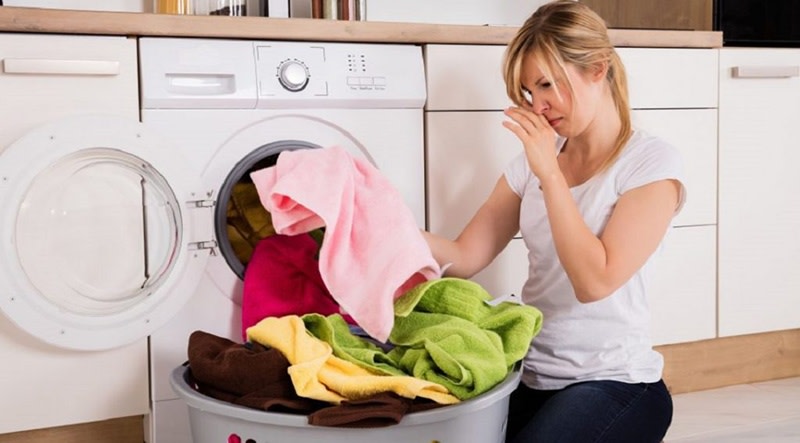 Tại sao quần áo giặt xong vẫn hôi?