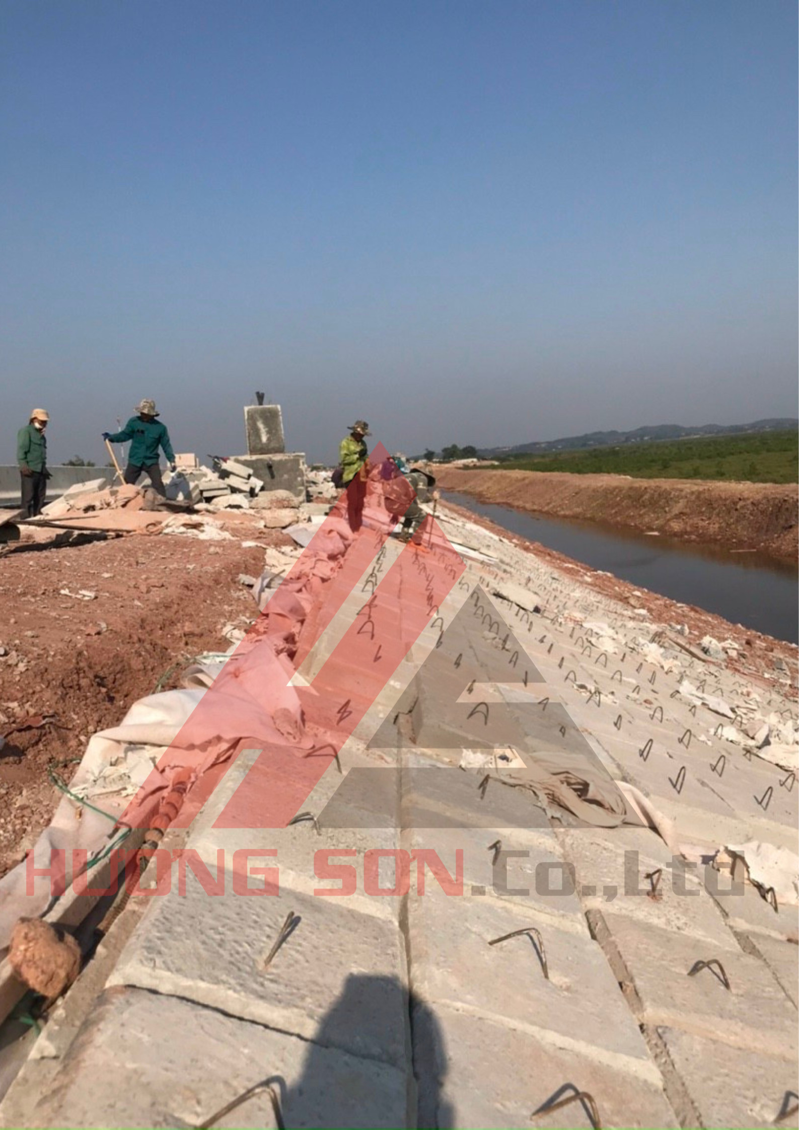 Tấm bê tông kè bờ ao: Giải pháp hoàn hảo cho bờ ao bền vững