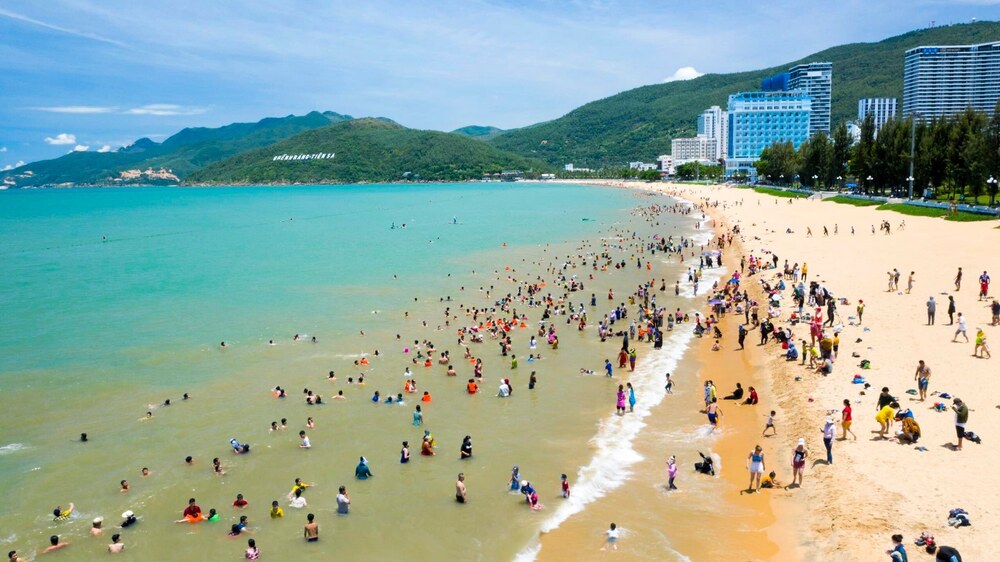 Tắm Biển Quy Nhơn: Thiên Đường Biển Xanh Mát Mẻ