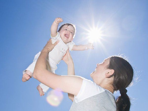 Tắm nắng buổi sáng: Lợi ích, cách thực hiện và những lưu ý quan trọng