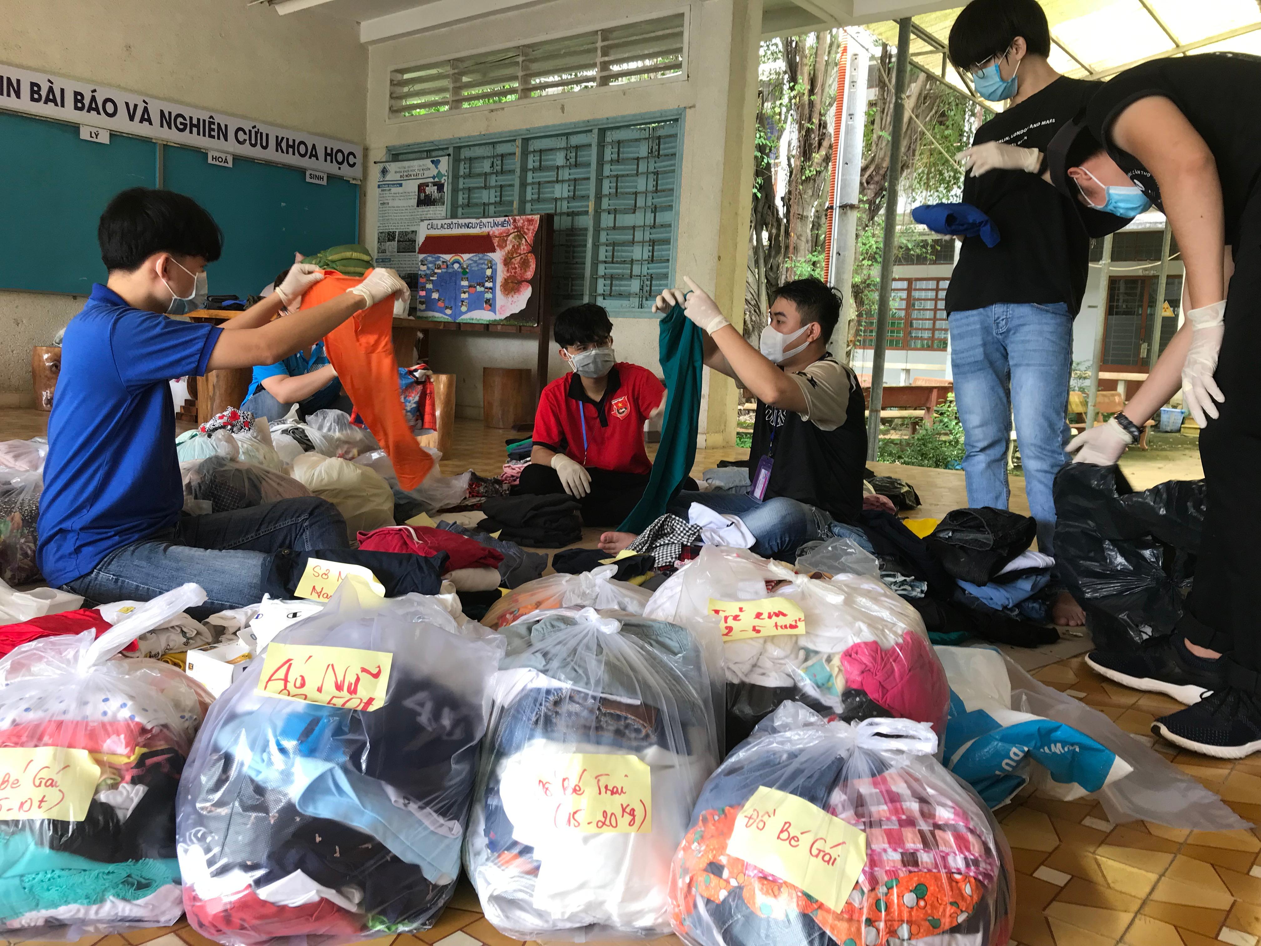 Tặng Quần Áo Cũ: Hướng Dẫn Chi Tiết và Địa Điểm Uy Tín