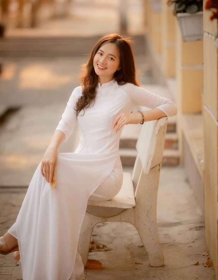 Tạo Dáng Với Áo Dài Trắng Học Sinh
