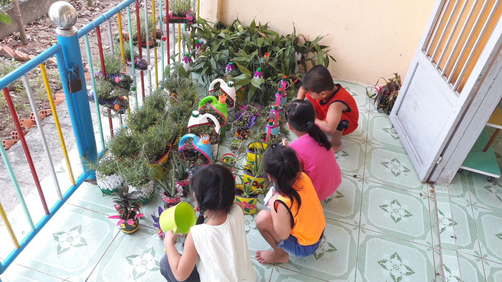 Cho trẻ tiếp xúc với nhiều người xung quanh: Kể tên việc làm cụ thể Gallery 2