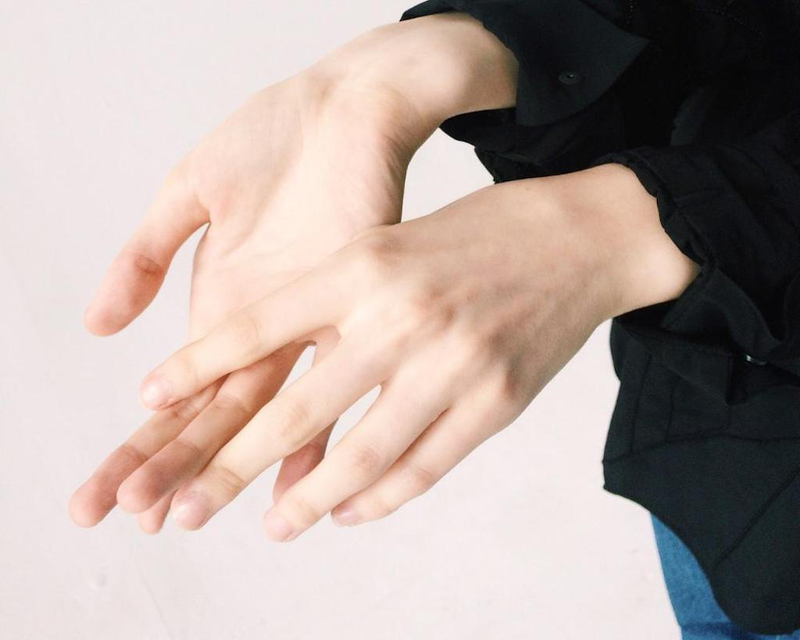 Tay Bị Co Quắp: Nguyên Nhân, Triệu Chứng Và Cách Điều Trị