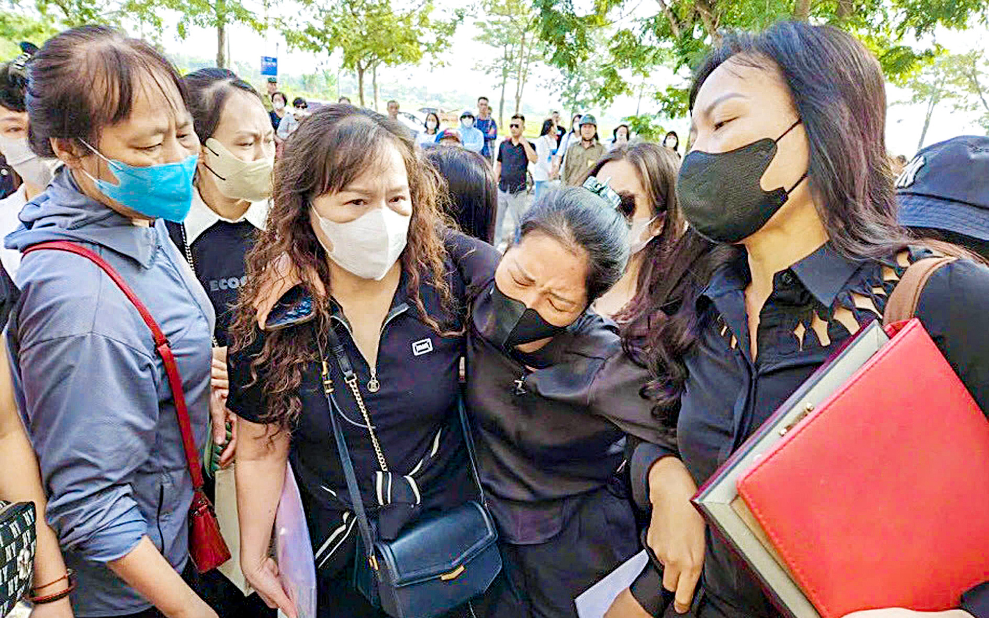 Thanh niên lớp 9 và chị lớp 12 đánh vần cùng nhau