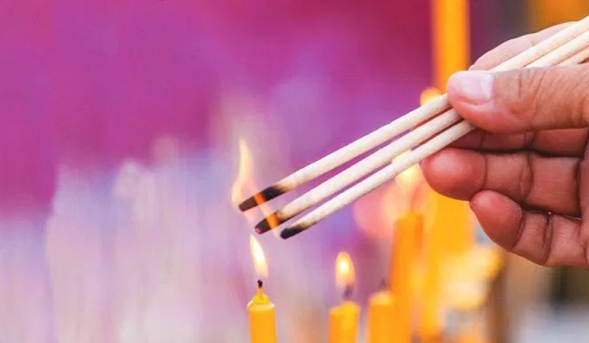 Thắp hương 3 nén tắt 1: Điềm báo gì? Cách hóa giải?