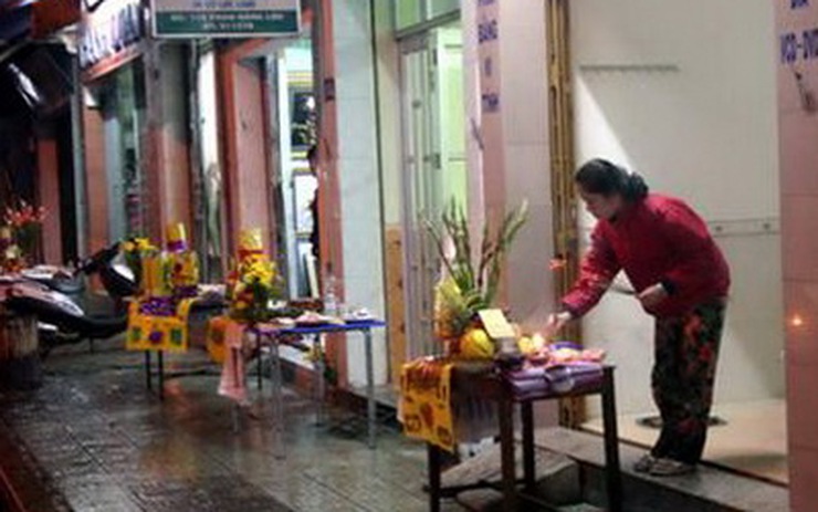 Thắp Hương Giao Thừa Trong Nhà Hay Ngoài Trời Trước?