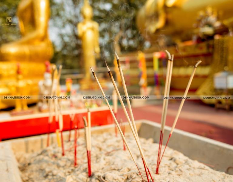 Thắp hương không cháy hết là điềm gì?