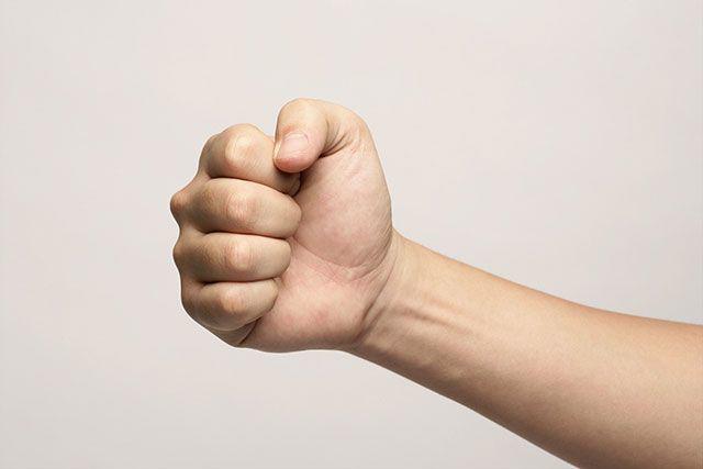 Thói Quen Nắm Chặt Tay Khi Ngủ: Nguyên Nhân, Ý Nghĩa và Những Điều Cần Biết
