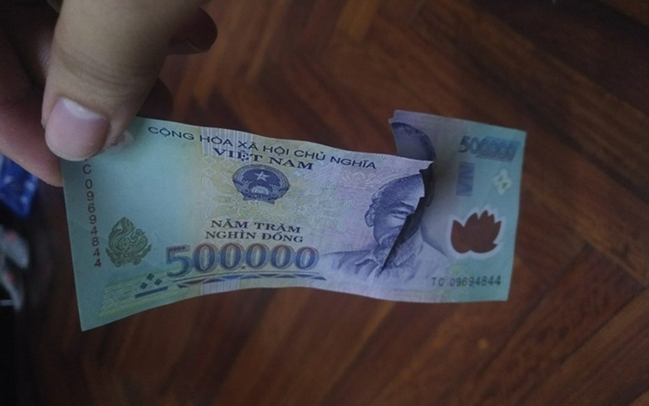 Tiền rách dán lại có dùng được không?