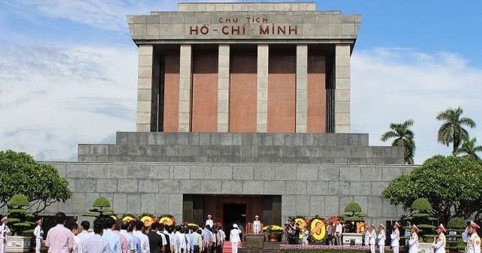 Phân tích hai khổ thơ cuối bài Viếng lăng Bác Gallery 1