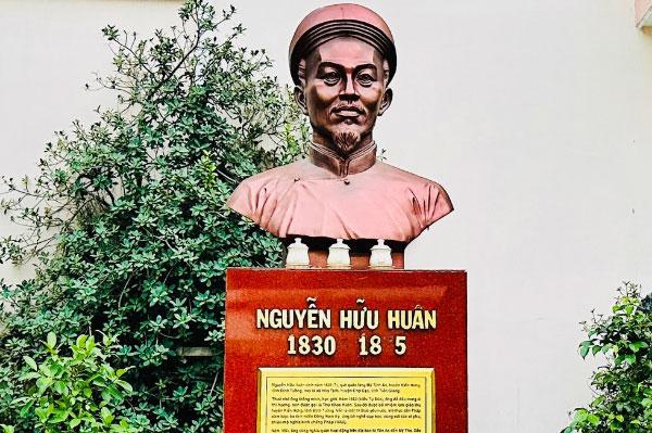 Tóm tắt tiểu sử Nguyễn Hữu Huân