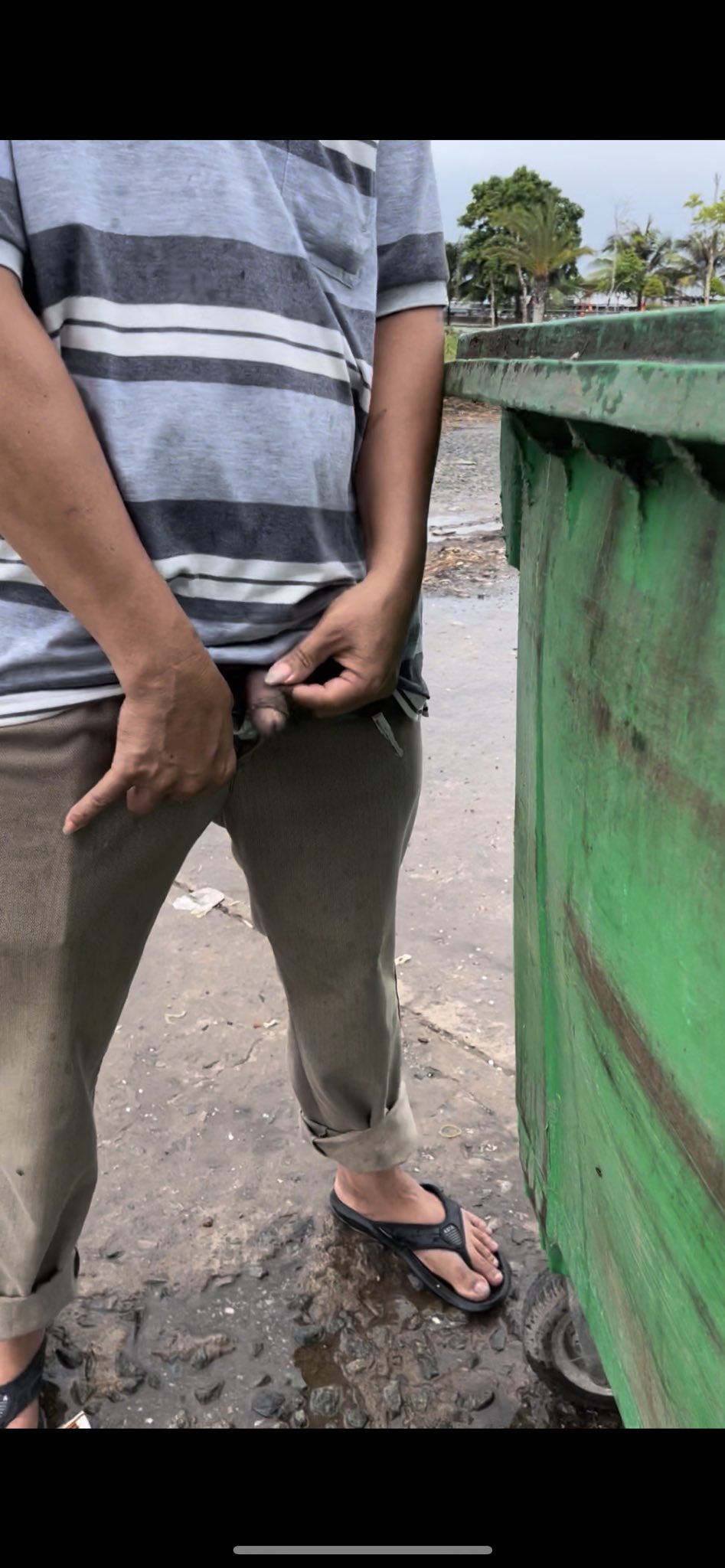 Trai đẹp đi đái