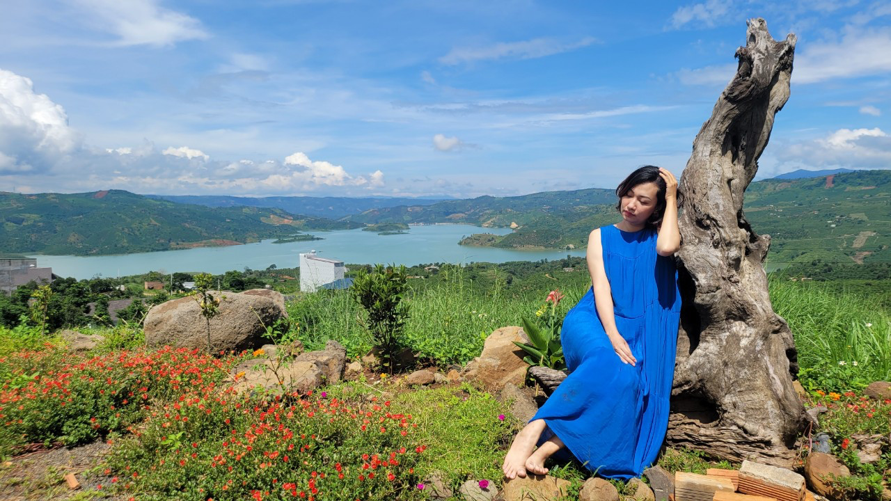 Ở Một Nơi Xa Xôi Xung Quanh Là Núi Đồi Gallery 2