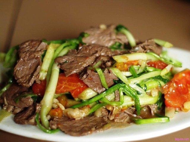 Trâu Xào Rau Cần