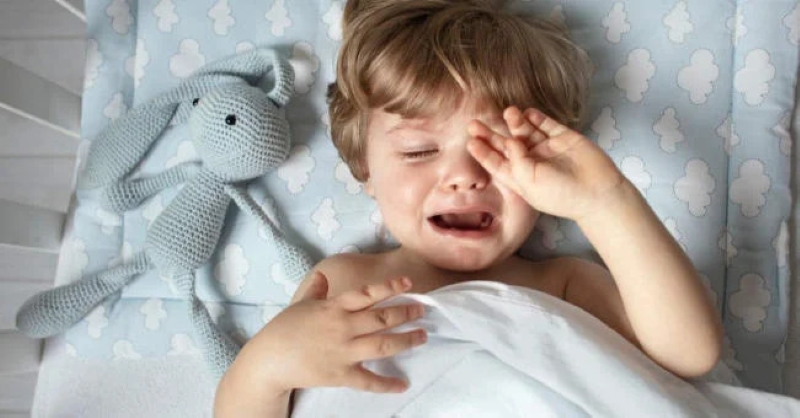 Trẻ 2 tuổi ngủ hay giật mình khóc thét: Nguyên nhân và cách xử lý