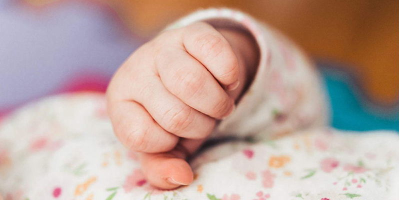 Trẻ 3 tuổi ngủ nắm chặt tay