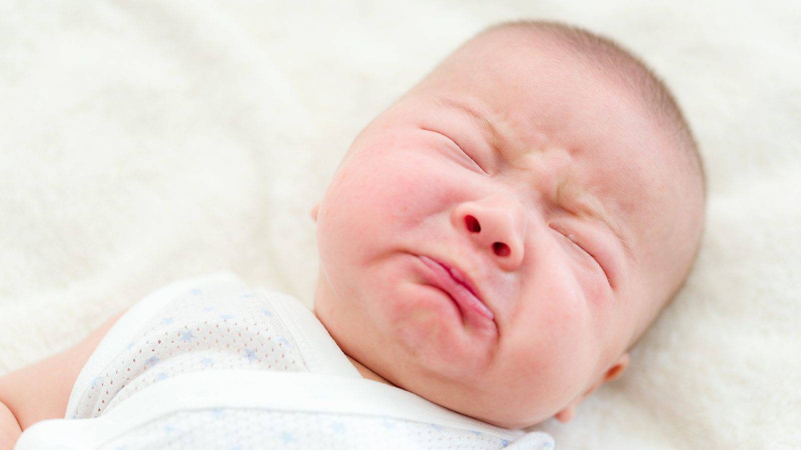 Trẻ 6 tháng tuổi ngủ ngon giấc rồi tự nhiên khóc thét: Nguyên nhân và cách xử lý