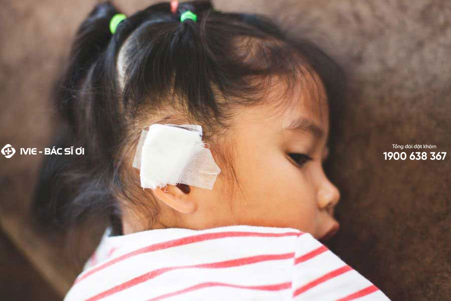 Trẻ bị đau tai về đêm: Nguyên nhân và cách xử trí