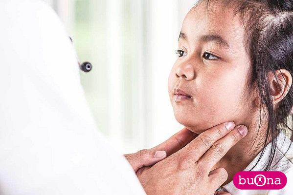 Trẻ bị sưng một bên má trái: Nguyên nhân và cách xử trí