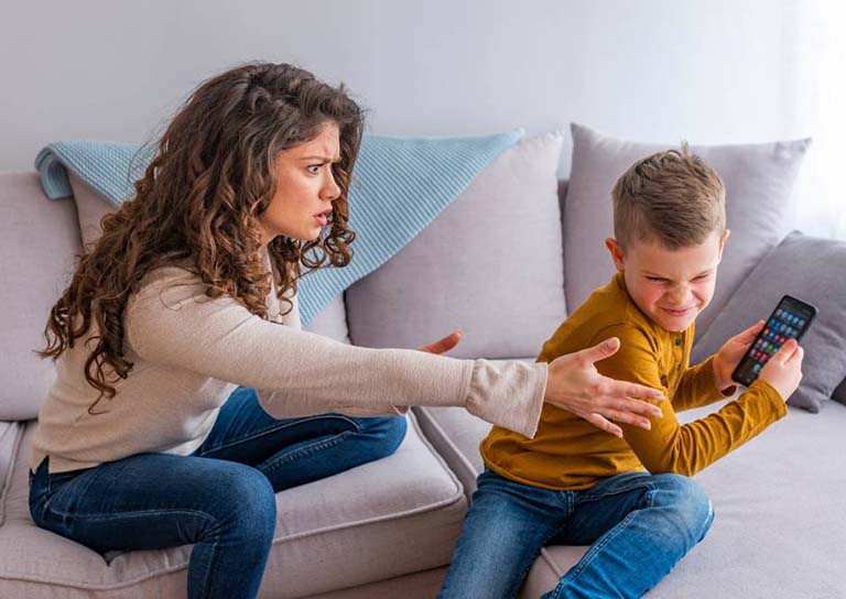 Trẻ em nghiện điện thoại: Nguyên nhân, hậu quả và cách giải quyết