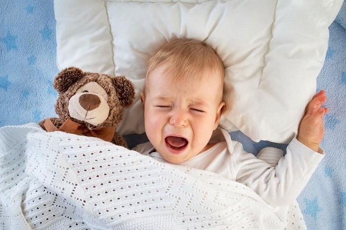 Trẻ Giật Mình Khóc Thét: Nguyên Nhân và Cách Xử Lý