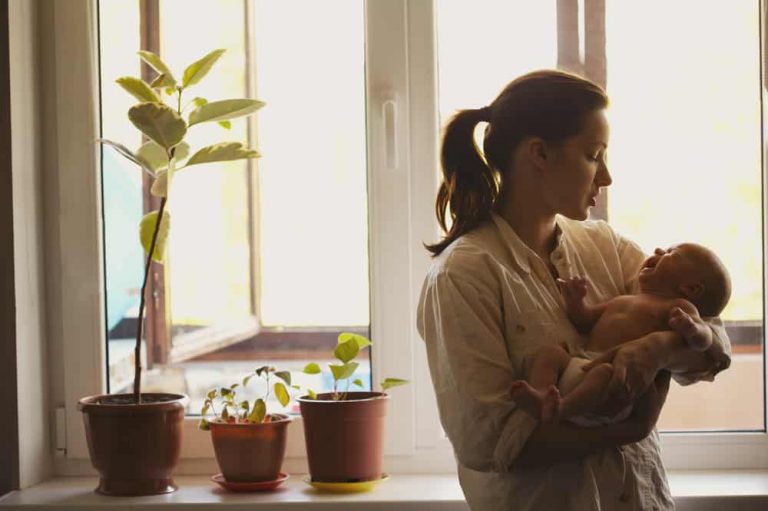 Trẻ lạ nhà quấy khóc: Nguyên nhân và cách xử lý