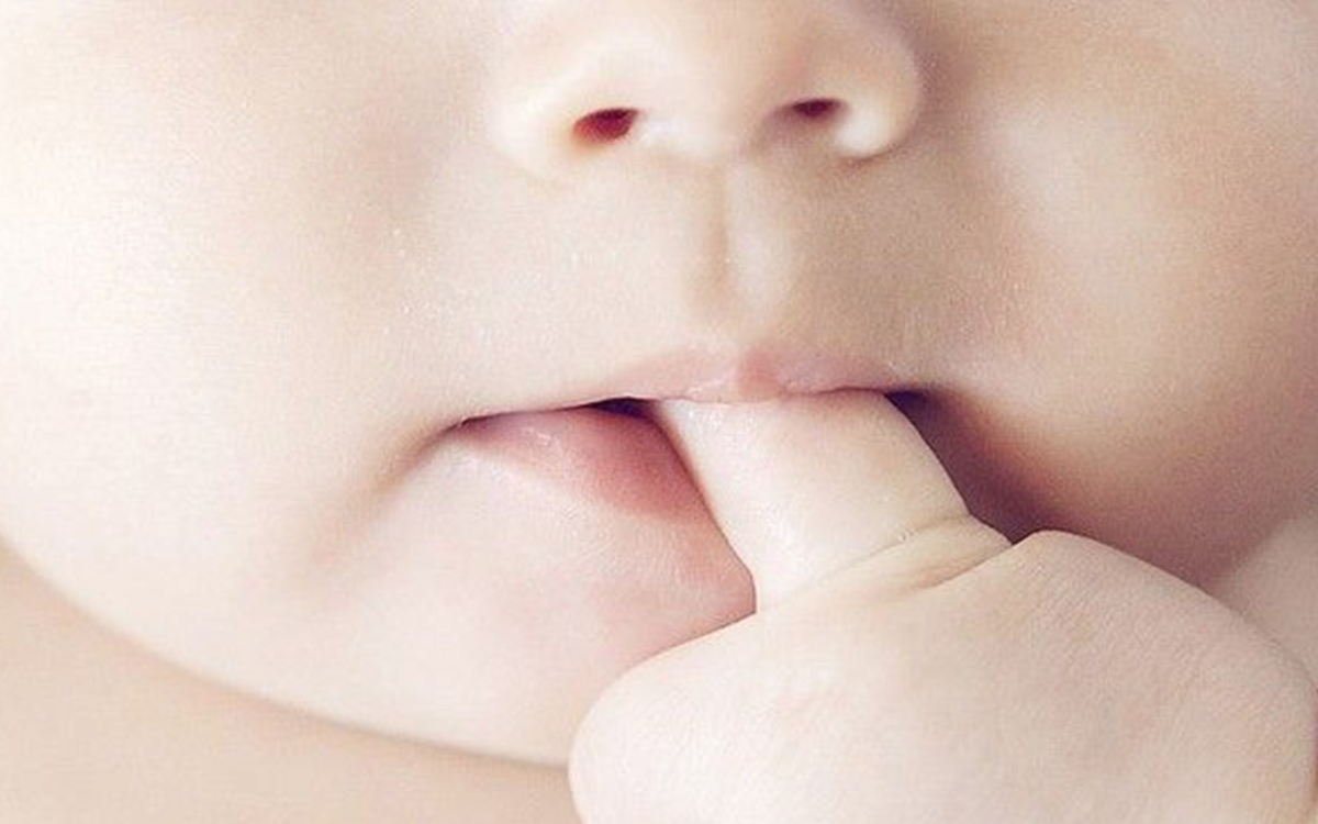 Trẻ Mấy Tháng Biết Mút Tay?