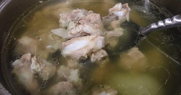 Trẻ mấy tháng tuổi thì ăn được nước hầm xương?