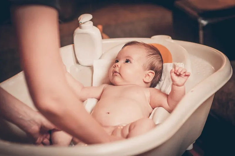 Trẻ ngủ dậy sau bao lâu thì tắm?
