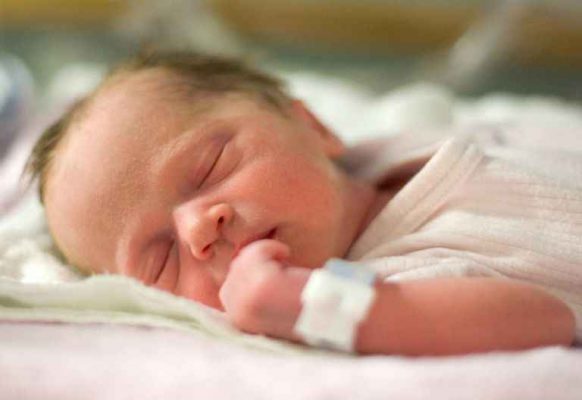 Trẻ sinh non mấy tháng biết lật?