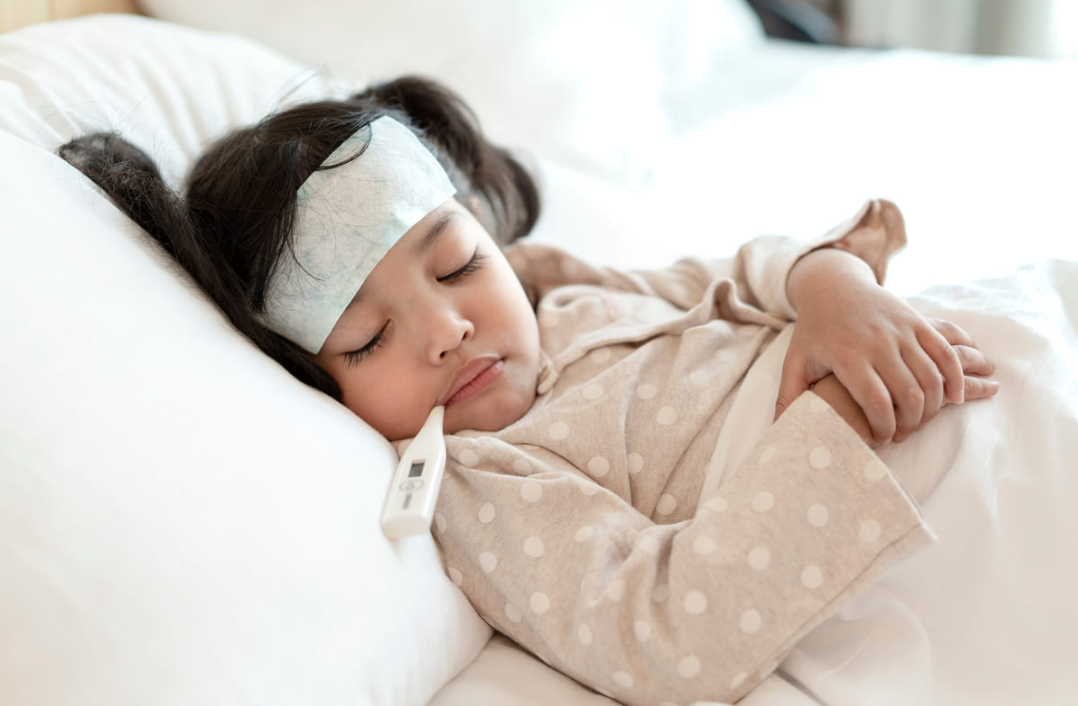 Trẻ Sốt Ngủ Li bì: Nguyên Nhân, Triệu Chứng và Cách Xử Trí