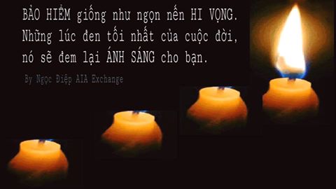 Trong phòng tối có bốn ngọn nến đang cháy