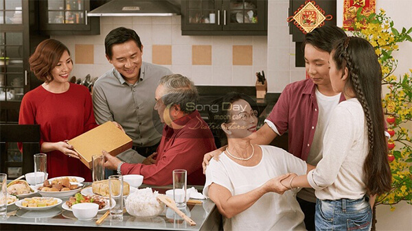 Kính Biếu Hay Kính Tặng? Lựa Chọn Phù Hợp Trong Mỗi Tình Huống Gallery 2