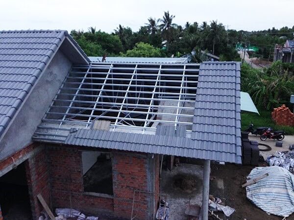 Khung Sắt Lợp Mái Ngói: Giải Pháp Chắc Chắn và Tiện Lợi Gallery 1