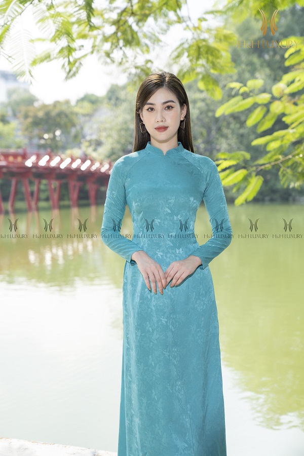 Áo Dài Xanh Ngọc Bích: Thanh Lịch Và Quyến Rũ