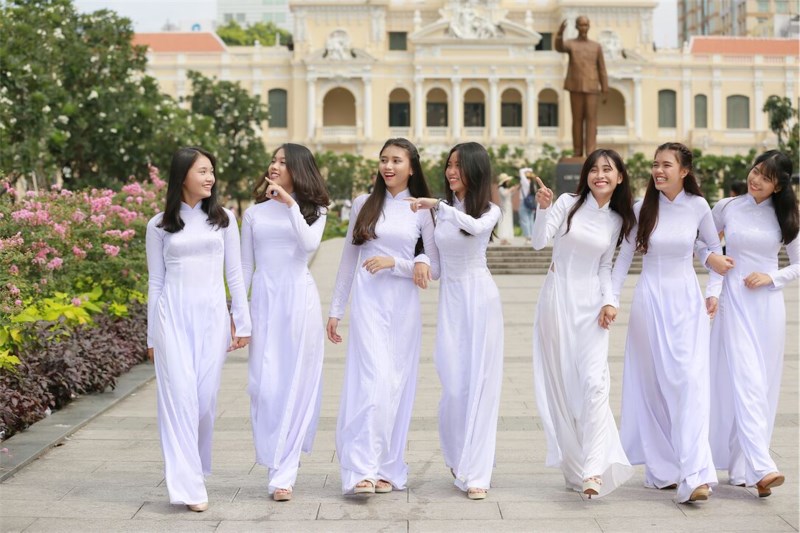 Học Sinh Mặc Áo Dài Trắng: Hình Ảnh Tinh Khôi, Thuần Khiết Của Tuổi Học Trò Gallery 1