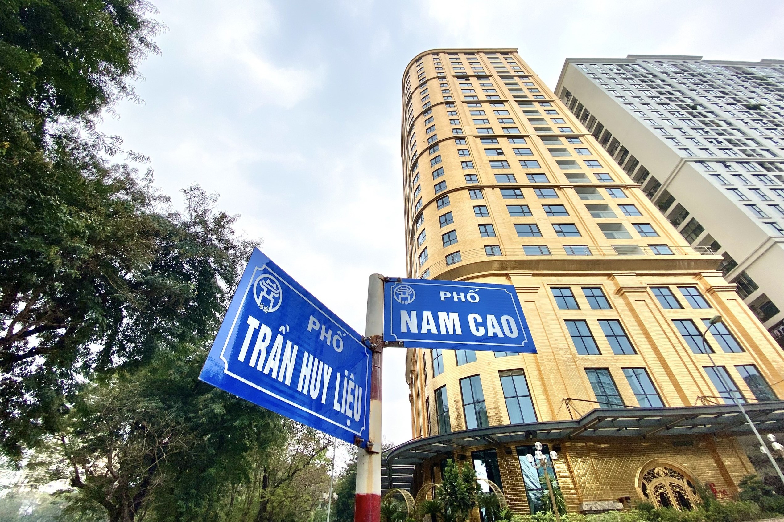 Tòa nhà dát vàng Giảng Võ Gallery 1