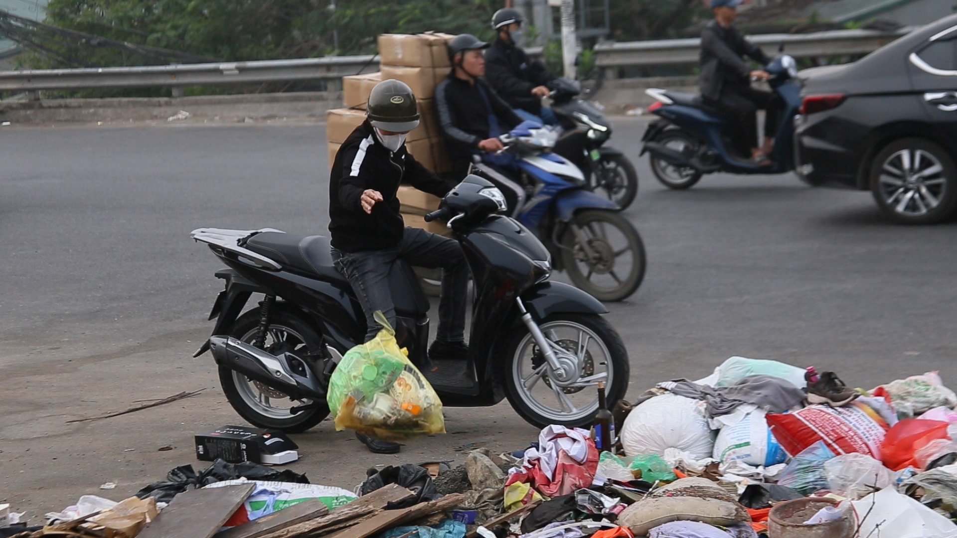 Vứt rác bừa bãi: Thói quen phổ biến của nhiều người