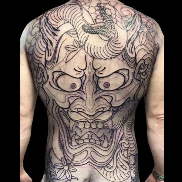 Xăm mặt quỷ kín lưng